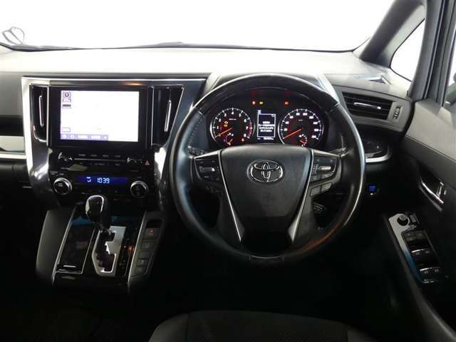 ドライバーを包み込むようなデザイン。運転していて安心感、高級感を感じられるコックピットです。
