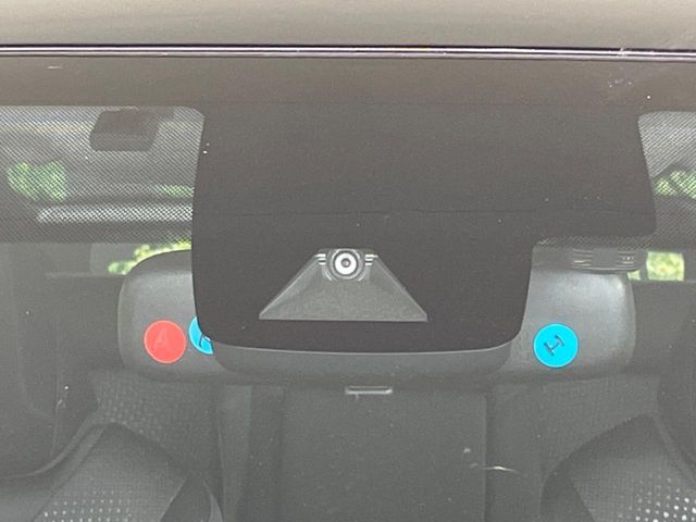 【トヨタセーフティセンス】走行中に前方の車両等を認識し、衝突しそうな時は警報とブレーキで衝突回避と被害軽減をアシスト。より安全にドライブをお楽しみいただけます。