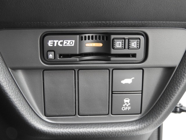 ETC2.0車載器装備しております。2.0は、全国高速道路の約1，700ヵ所に設置された通信アンテナと連動し対応カーナビ画面に渋滞、事故情報・画像等サービスが提供されます。