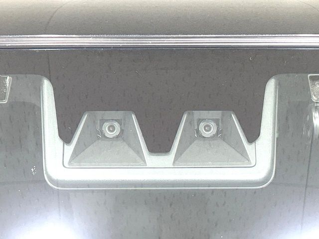 【スマートアシスト】走行中に前方の車両等を認識し、衝突しそうな時は警報とブレーキで衝突回避と被害軽減をアシスト。より安全にドライブをお楽しみいただけます。