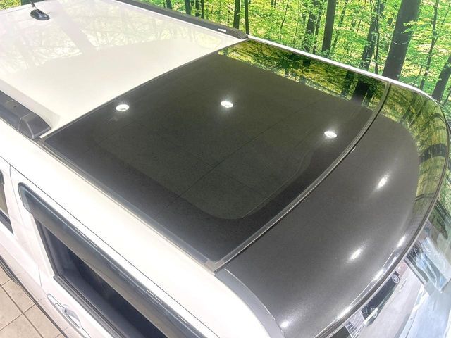【ガラスルーフ】ガラスルーフ搭載で車内の解放感が一気にアップ！開放的なドライブをお楽しみいただけます。