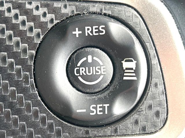 【アダプティブクルーズコントロール】高速道路での長距離走行が楽に！！自動で速度を保つクルーズコントロールが、衝突軽減システムと連携し、前方の車両を感知して車間を保つように速度調節してくれます！！