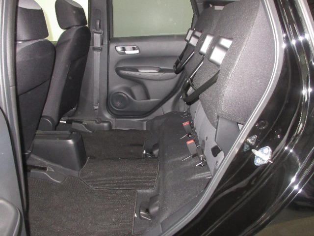 リアシートは座面を跳ね上げることで、高さのあるお荷物や直接シートの上に乗せたくないものなどを積載することが出来ます。