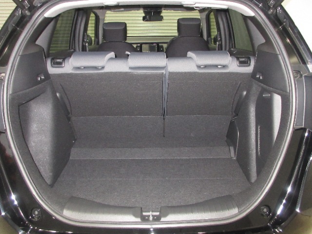 大容量のトランクルームはアウトドアなど荷物が多いアクティビティにもピッタリ！もちろんきれいにクリーニング済みです。