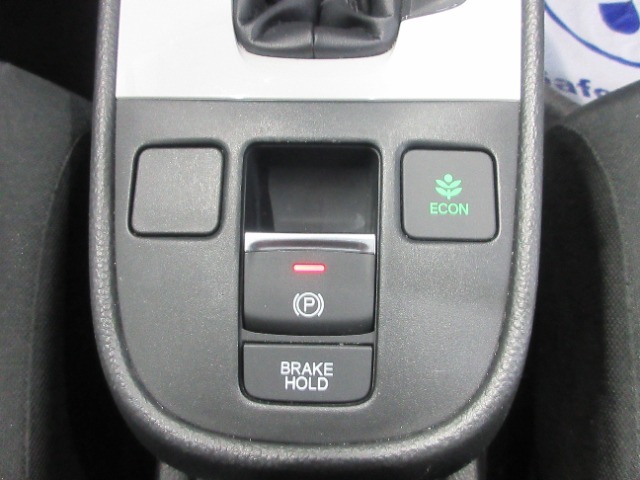 ワンタッチでパーキングブレーキのオン、オフが出来る便利な電子パーキングブレーキ搭載！