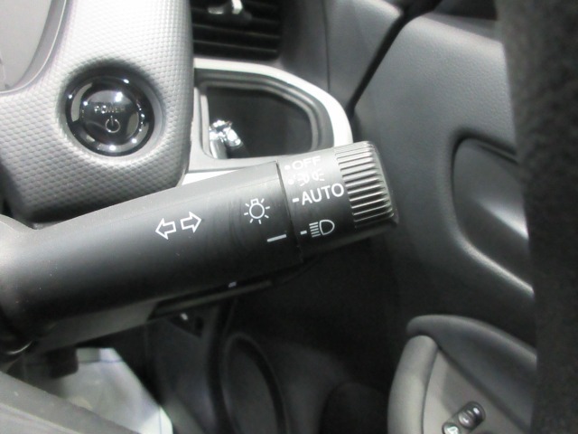 オートライト装備ですのでヘッドライトの点け忘れも予防できます。トンネルでのON-OFFの煩わしさもございません。