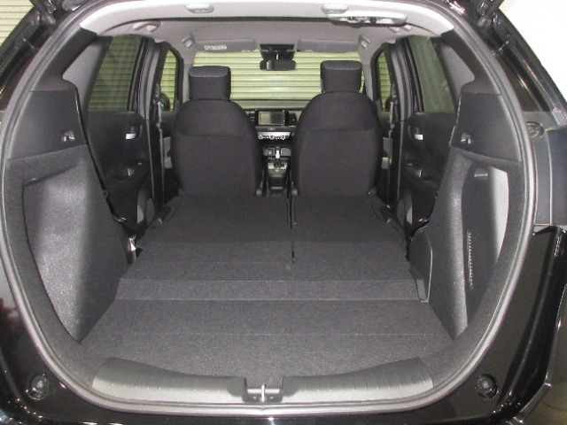 リアシートを倒せば広々としたラゲッジスぺースが出現！シートもワンアクションで簡単に倒すことが出来ます。