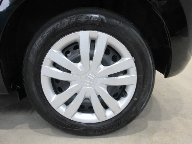 タイヤはスチールホイールで純正のホイールカバーを装備しています。