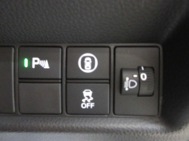 歩行者や障害物などが車に近くなるとアラームで知らせてくれるパーキングセンサーを装備しています。特に狭い道や駐車場などで非常に便利な機能です。