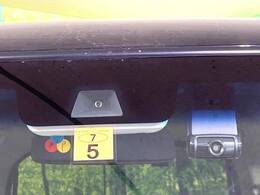 【ホンダセンシング】走行中に前方の車両等を認識し、衝突しそうな時は警報とブレーキで衝突回避と被害軽減をアシスト。より安全にドライブをお楽しみいただけます。