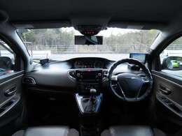 室内はブラックでシマっていて大人の雰囲気が出ていると思いませんか・・・？スピードメータとタコメータはセンターにあります。