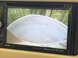 【バックカメラ】駐車時に後方がリアルタイム映像で確認できます。大型商業施設や立体駐車場での駐車時や、夜間のバック時に大活躍！運転スキルに関わらず、今や必須となった装備のひとつです！