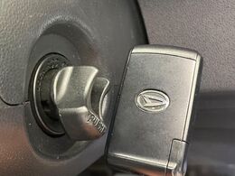 【キーフリーシステム】カバンやポケットに入れたままでもドアの施錠・解錠が可能なスマートキーを装備。エンジンのオン・オフ時もカギを取り出す必要が無いからとっても便利です♪