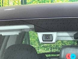 【アイサイトVer3】前方の車両等を検知し、衝突しそうな時は警報で注意を促し、ブレーキを踏む力をサポート。ブレーキを踏めなかった場合は衝突被害軽減ブレーキが作動、衝突回避をサポートします。