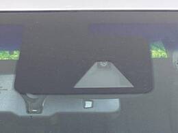 【エマージェンシーブレーキ】走行中に前方の車両等を認識し、衝突しそうな時は警報とブレーキで衝突回避と被害軽減をアシスト。より安全にドライブをお楽しみいただけます。