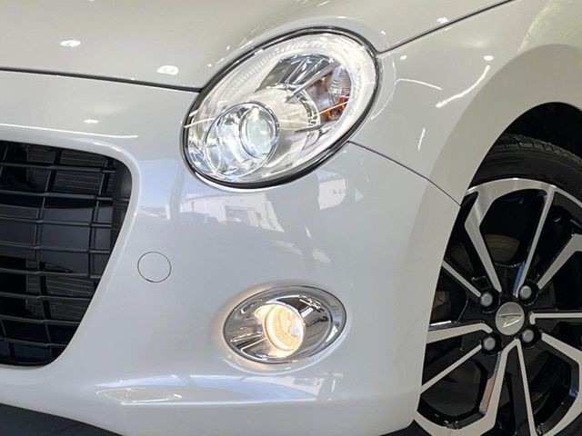 【LEDヘッドライト】悪天候や夜間走行時も良好な視界を確保し安心して運転できる高輝度LEDヘッドライトを装備！点灯速度が早く、消費電力も抑えられています。