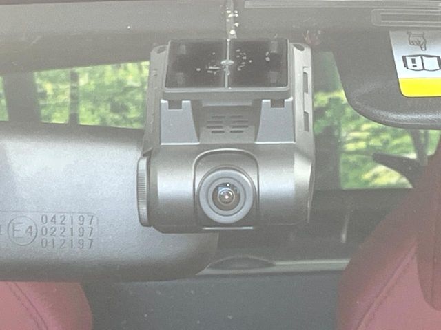 【ドライブレコーダー】安心・安全なカーライフに必須のドライブレコーダーを装備！走行中はもちろん、あおり運転や事故に遭遇した際の状況も映像で記録し、万一のリスクに備えます。