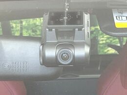 【ドライブレコーダー】安心・安全なカーライフに必須のドライブレコーダーを装備！走行中はもちろん、あおり運転や事故に遭遇した際の状況も映像で記録し、万一のリスクに備えます。