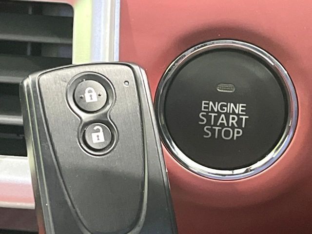 【キーフリーシステム】カバンやポケットに入れたままでもドアの施錠・解錠が可能なスマートキーを装備。エンジンのオン・オフ時もカギを取り出す必要が無いからとっても便利です♪
