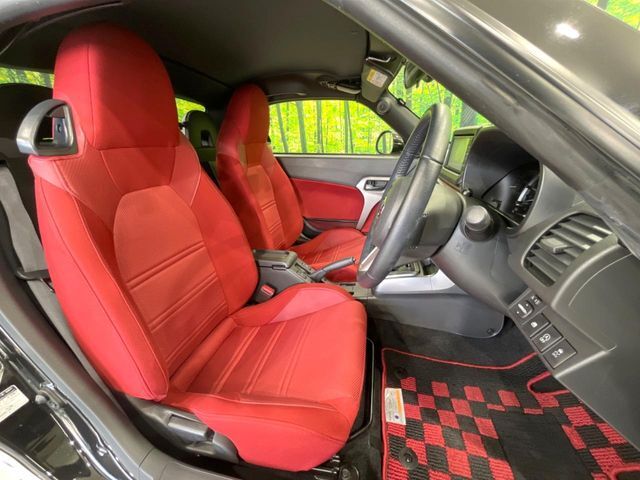 運転席シート廻りは使用感も少なく、良好な状態となっています。丁寧に使われていたことがよくわかりますね。