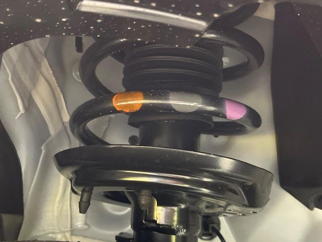 お車を安心してお乗りいただく為には、足回りの定期点検が欠かせません。サービスサポート（有償保証）では無料点検もご提供しており、安心のカーライフをお過ごしいただけるサポート体制が整っています。