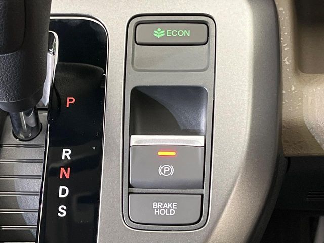 【電動パーキングブレーキ】パーキングブレーキは便利な電動式！ボタン一つで操作でき、アクセルを踏めば自動で解除されます♪レバーやペダルが無いので運転席廻りもすっきりしますね♪