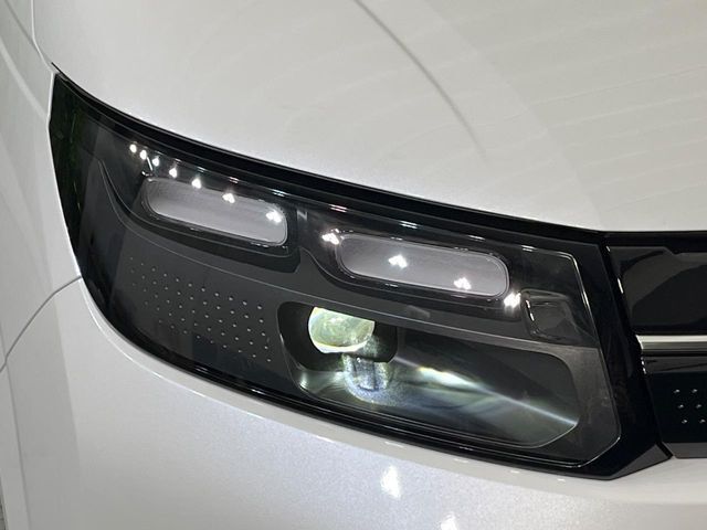 【LEDヘッドライト】悪天候や夜間走行時も良好な視界を確保し安心して運転できる高輝度LEDヘッドライトを装備！点灯速度が早く、消費電力も抑えられています。