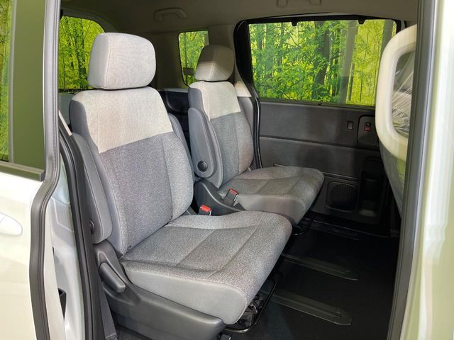 高品質なオリジナルフロアマットもオプションにてご用意しております。お好きなデザインやカラーをお車に合わせて選んでいただくことができます♪