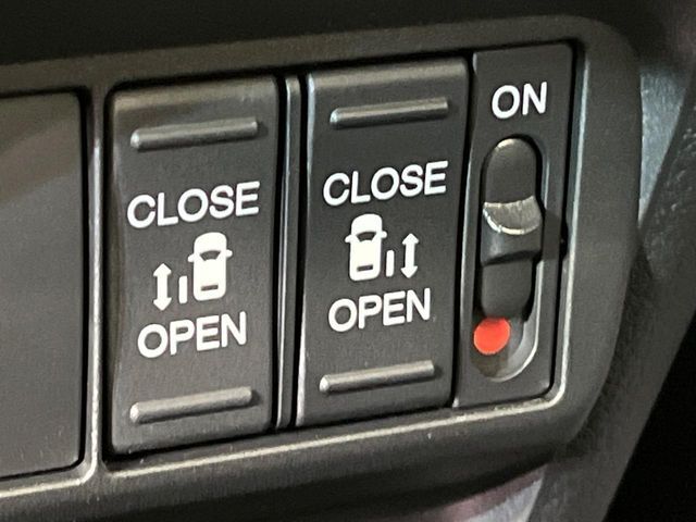 【両側パワースライドドア】スマートキーや運転席のスイッチで後席両側スライドドアの開閉が可能♪電動だから力を入れてドアを開ける必要が無く、小さなお子様でも簡単に開け閉めでき快適です♪