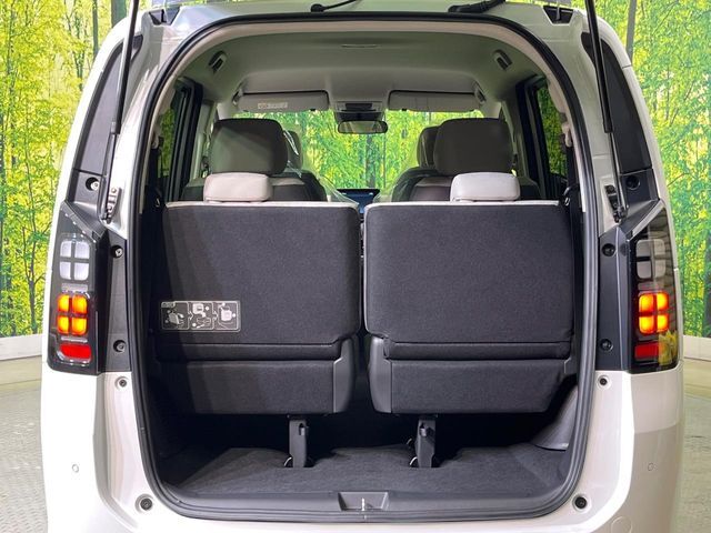 普段のお買い物や通勤、送迎等に十分な荷室スペースを確保しております。セカンドシートを倒すと、大きな荷物の積載も可能です♪
