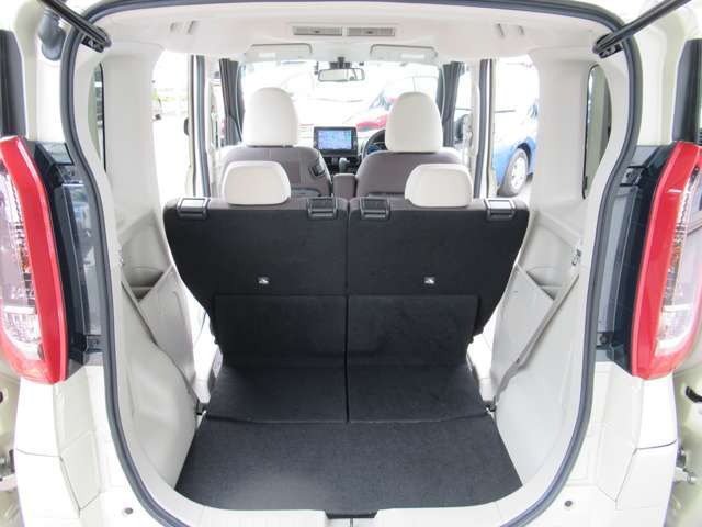 シートをスライドさせて広い荷室♪♪