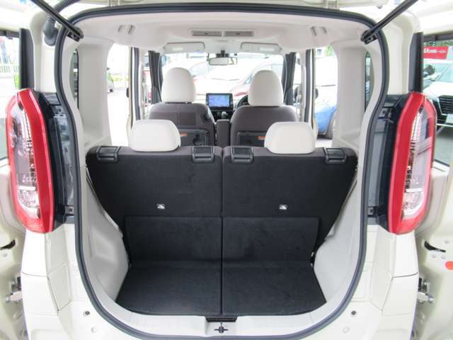 後部座席に乗車していても、この位の荷物スペースを確保できます♪♪ 荷物の積み下ろしもラクラク快適ですよ♪♪