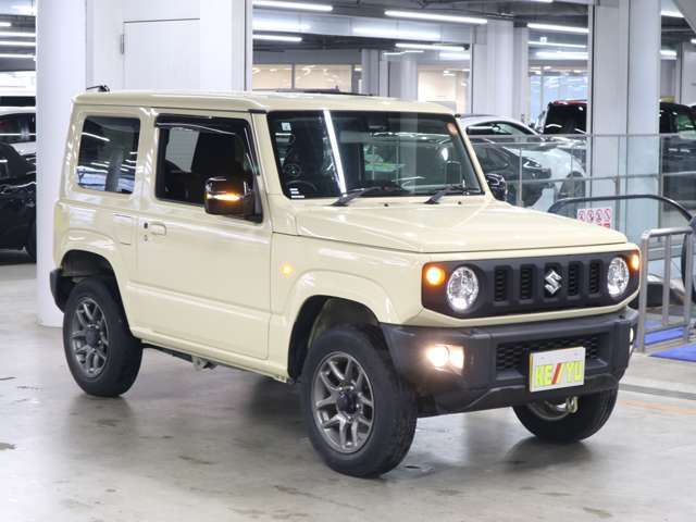 雨が降ってもゆったりと車選びができる全天候型立体展示場！エスカレーター完備！