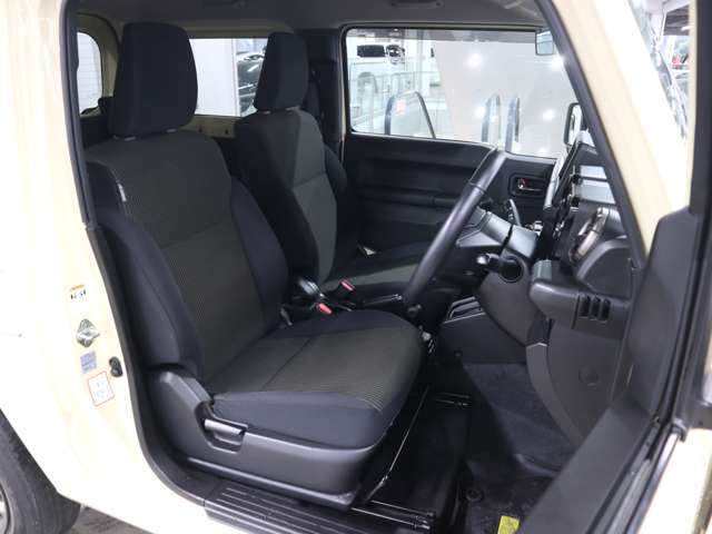 当社販売担当者、仕入担当者、リフトに持ち上げ車検検査員による下廻りチェックをクリアした高品質車を展示しております。