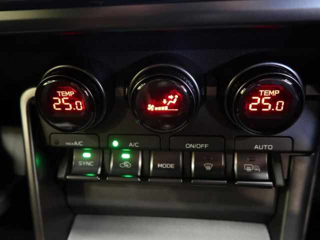 【左右独立型フルオートエアコン】運転席と助手席でそれぞれお好みの温度に設定可能。同乗者にも配慮した、快適な空調をお届け致します。