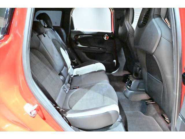 後部座席も使用感少なくキレイです☆当店の展示車は全車クリーニング済みです。再度クリーニング後のご納車となります。
