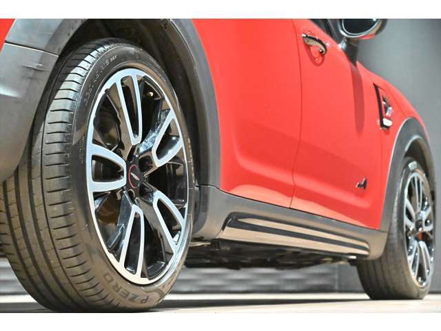 リアタイヤサイズ【225/45ZR19】