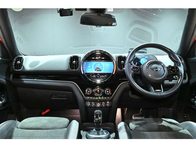 とても広々とした高級感あるインテリア♪シートやステアリング・パネル類の状態も良好です♪当店の展示車は全車クリーニング済みです。再度クリーニング後にご納車させて頂きます。