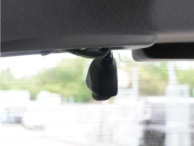 この車にはリアにもドライブレコーダーを装備しております◆映像・音声などを記録する自動車用の装置です。　もしもの事故の際の記録はもちろん、旅行の際の思い出としてドライブの映像を楽しむことができます。