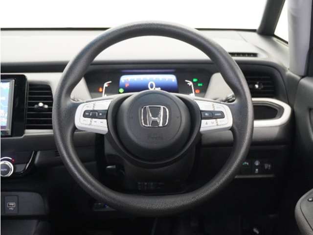 【Honda SENSING】 カメラ等装置で精度の高い検知能力を発揮、安全運転を支援します。ステアリング上のコントローラーに注目！