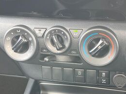 寒い冬も暑い夏も全席に快適な空調を届けてくれる、ダイヤル式エアコンを装備♪