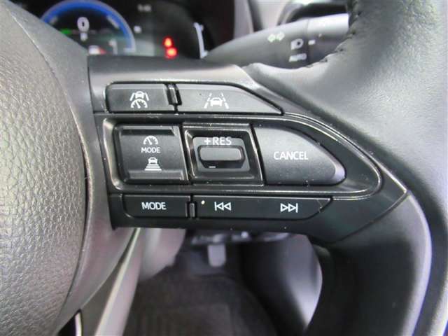 クルーズコントロール付きで高速道路もラクラク♪ 　ハンドル操作に集中できます。