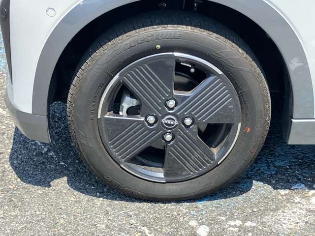純正アルミホイール装着。