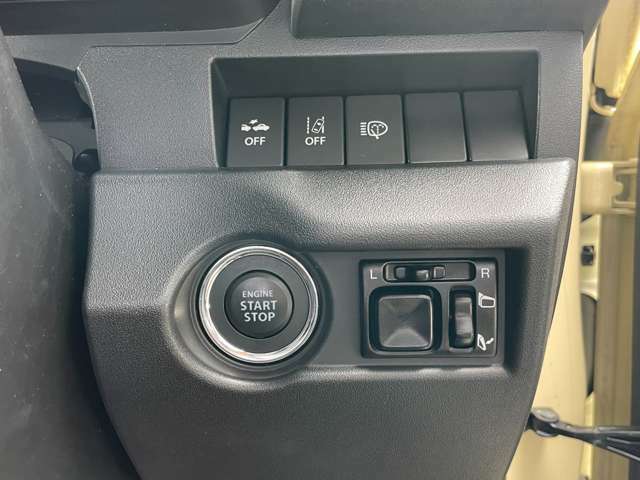 ステアリング右側にはオートライト、ヘッドライトウォッシャー等のスイッチが集約されております。ドライビングポジションからスムーズにアクセスできるレイアウトです。