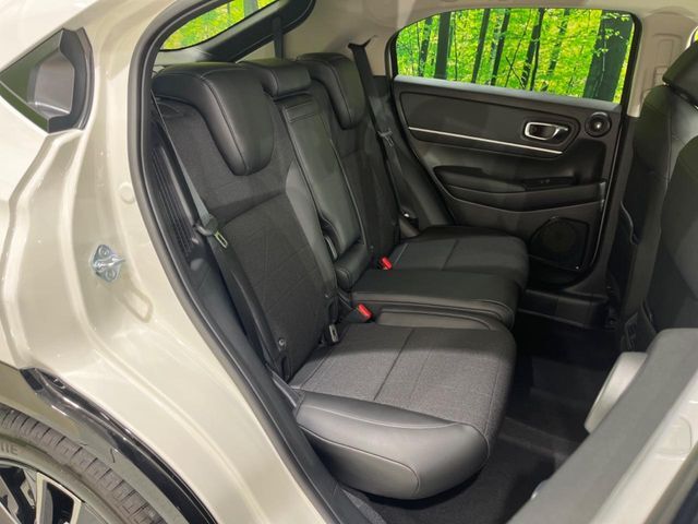 後部座席も気になるようなキズ・汚れやへたり等、大きなダメージはなく、良好な状態です。