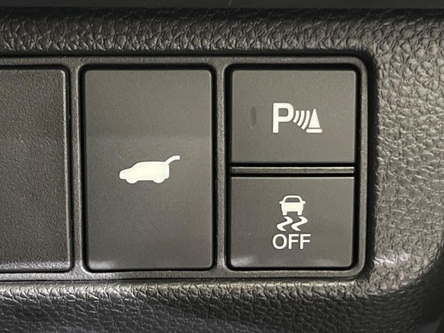 【パワーバックドア】スマートキーや運転席のボタンを押すだけでリアゲートが自動で開閉します！荷物を持っている時や、高い位置にあるバックドアを閉める際に便利な機能です♪