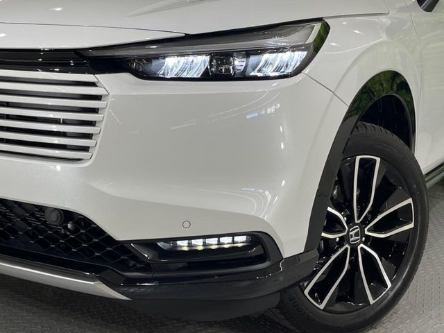 【LEDヘッドライト】悪天候や夜間走行時も良好な視界を確保し安心して運転できる高輝度LEDヘッドライトを装備！点灯速度が早く、消費電力も抑えられています。