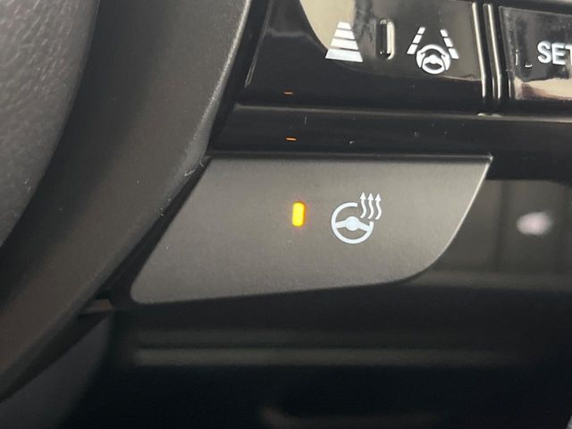 【ステアリングヒーター】冬場に冷たくなりやすい革巻きステアリングを、スイッチ一つで素早く適温に！エアコンよりも早く温まってくれるので、寒い日の運転も快適になりますね♪