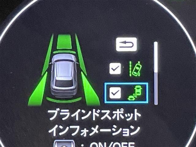 ◆【ブラインドスポットインフォメーション】走行中、斜め後ろに他のクルマを検知すると、その方向のドアミラー鏡面上にマークを表示しお知らせします！危険をいち早く知ることができます。