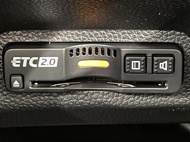 ◆【ETC2.0（DSRC）】ETCカードを挿入すれば料金所はノンストップで通過できます。ETC限定の割引や、高速道路の情報提供サービスを利用できます。